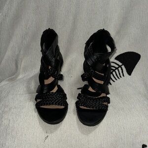 Elegant Black Braided Women's Sandals R2 size 5 damaged